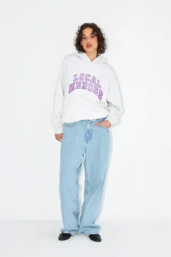 LOCAL HEROES BLUZA AURA SZARA Z RÓZOWO-LAWENDOWYM NAPISEM